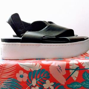 Vince super fly black leather sandals size 6.5